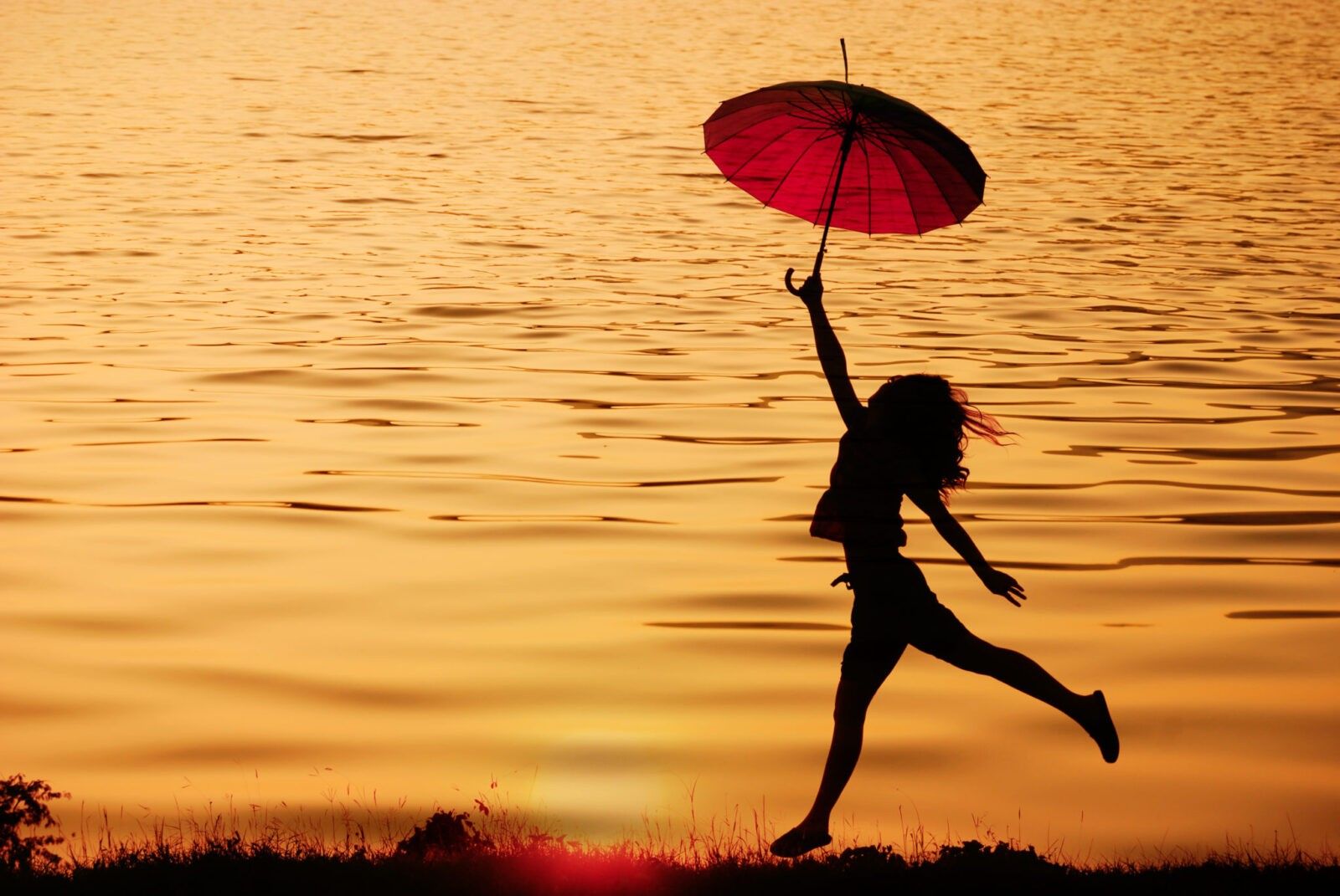 Девушка с зонтом на закате