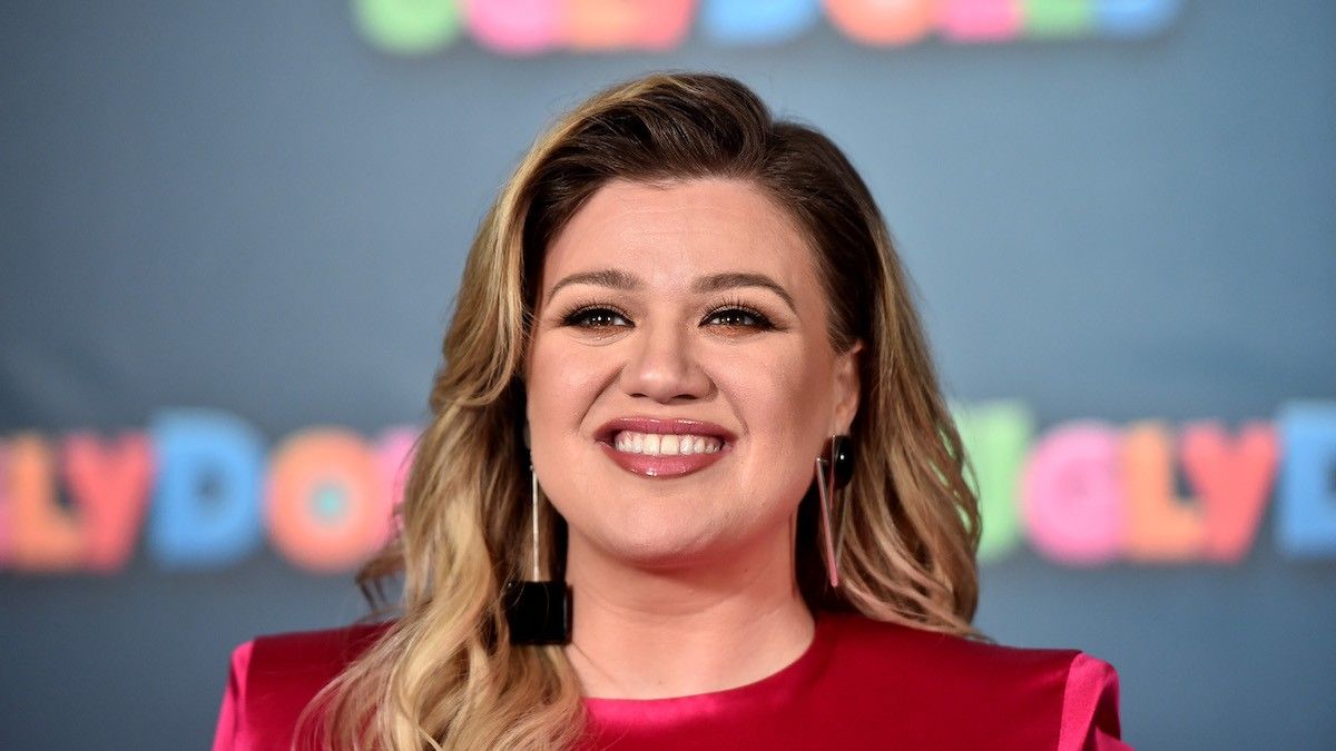 Kelly Clarkson's Ominous Advice To Her Younger Self Will Empower You In