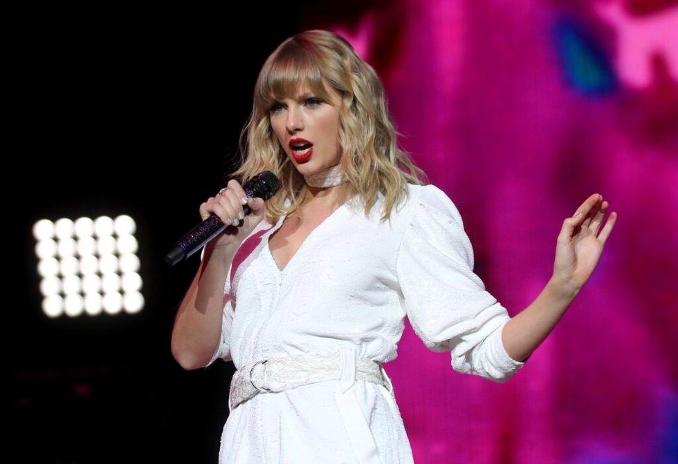 Taylor Swift Donates Over $6k To Pay One Fan's College Tuition