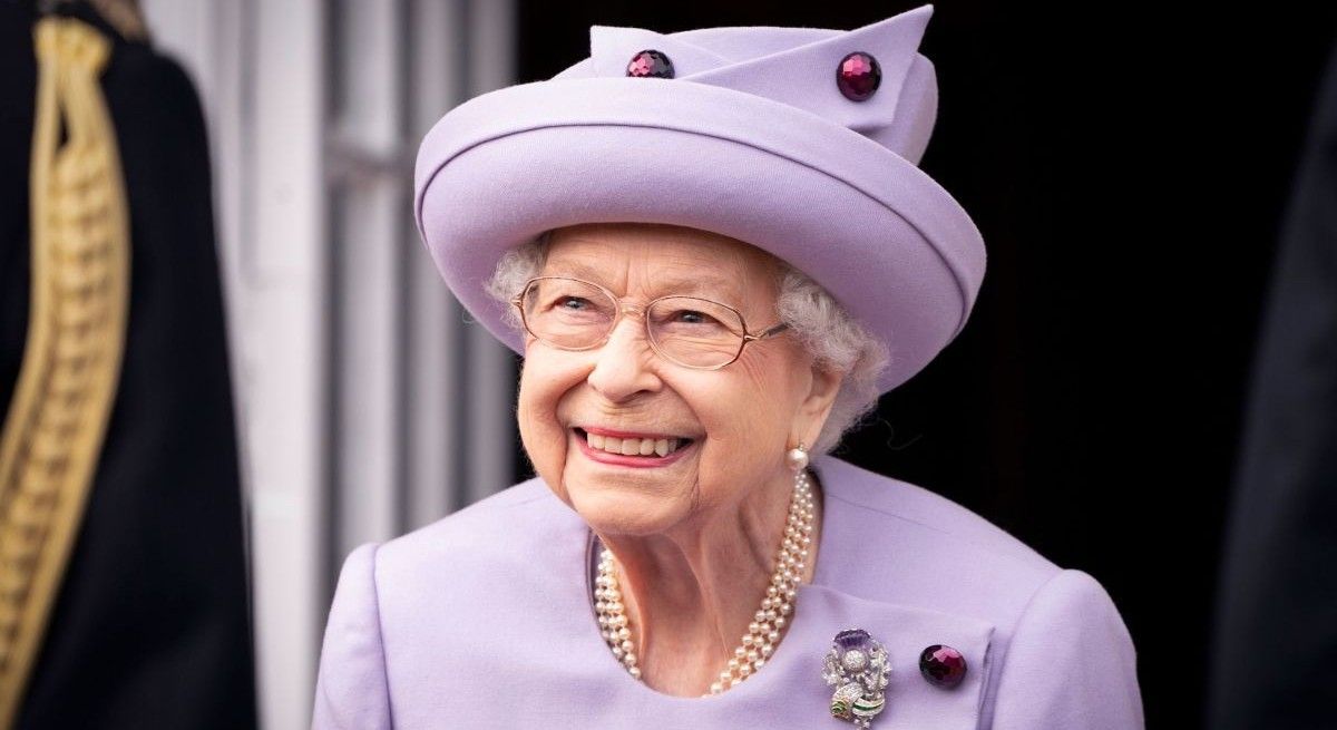 Queen Elizabeth: The truth behind royal's white 'clown face